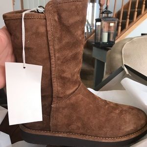 New in box size 7 women’s Ugg’s